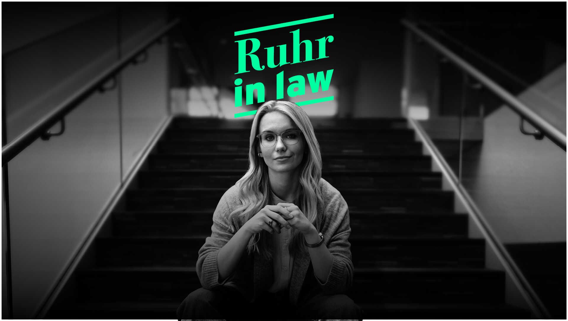 Eine Mitarbeiterin der Justiz sitzt auf einer Treppe. Dazu der Text "Ruhr in law". ist eine leere große Lagerhalle zu sehen.