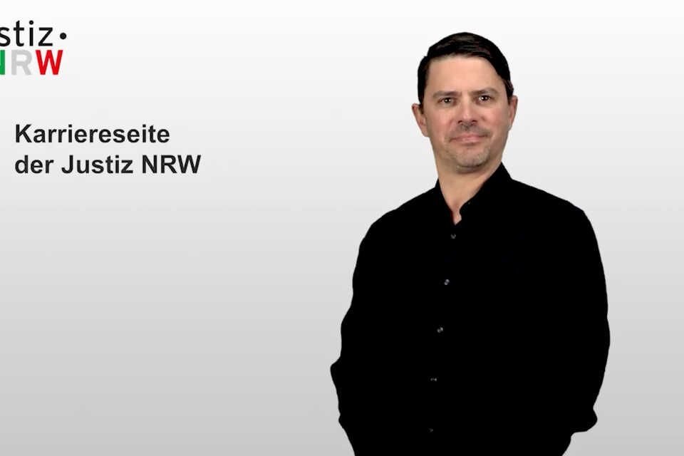 Mann erklärt etwas in Gebärdensprache