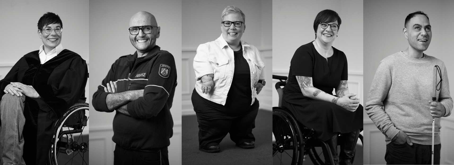 Auf dem schwarz-weiß Bild sind fünf Personen mit Behinderung abgebildet, die in der Justiz arbeiten.