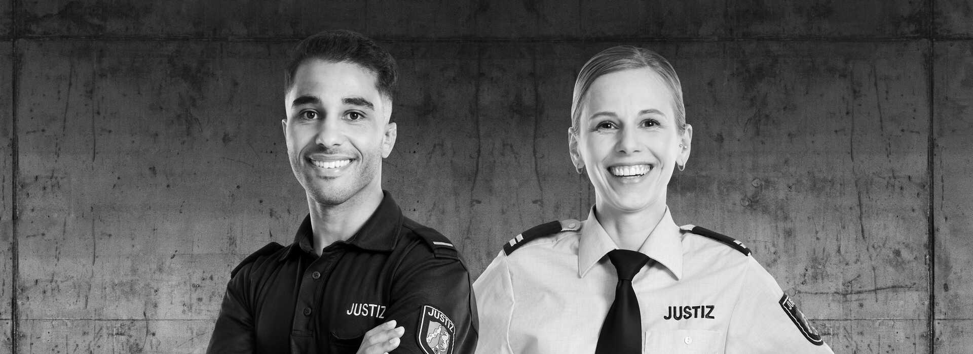 Auf dem schwarz-weiß Bild sind eine Frau und ein Mann in Dienstkleidung des Justizvollzugs zu sehen.