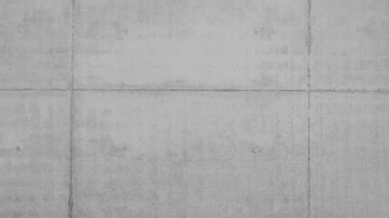Betonwand mit Pflasterboden