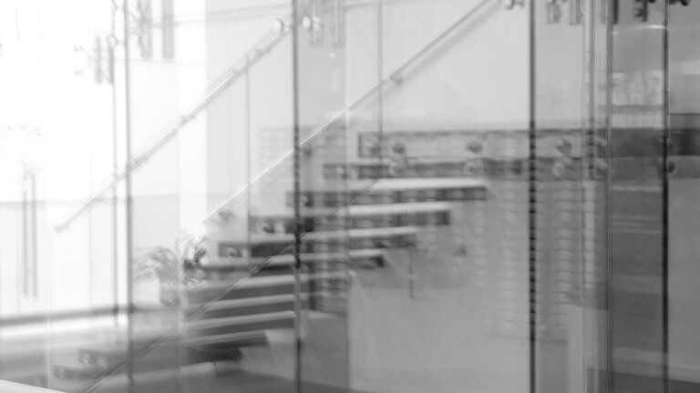 moderne Treppe hinter Glaswand